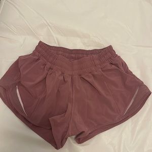 Lululemon low rise hotty hot shorts size 4 2.5 inch